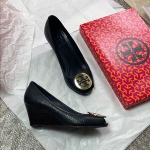 Tory Burch Navy Wedge Shoes Sally Gold emblem peeptoe